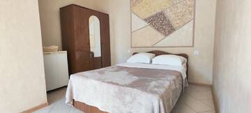 Трехместный номер с собственной ванной комнатой в Гостинице Домик у моря