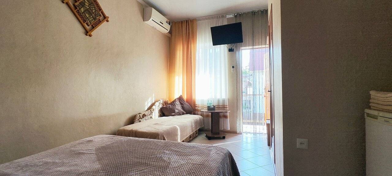 Фотографии номера Трехместный номер с собственной ванной комнатой в Гостинице Домик у моря Анапа