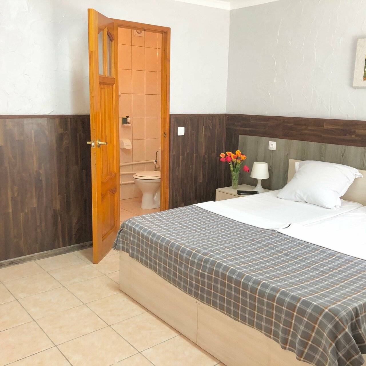 Фотографии номера Трехместный номер с собственной ванной комнатой в Гостинице Домик у моря Анапа