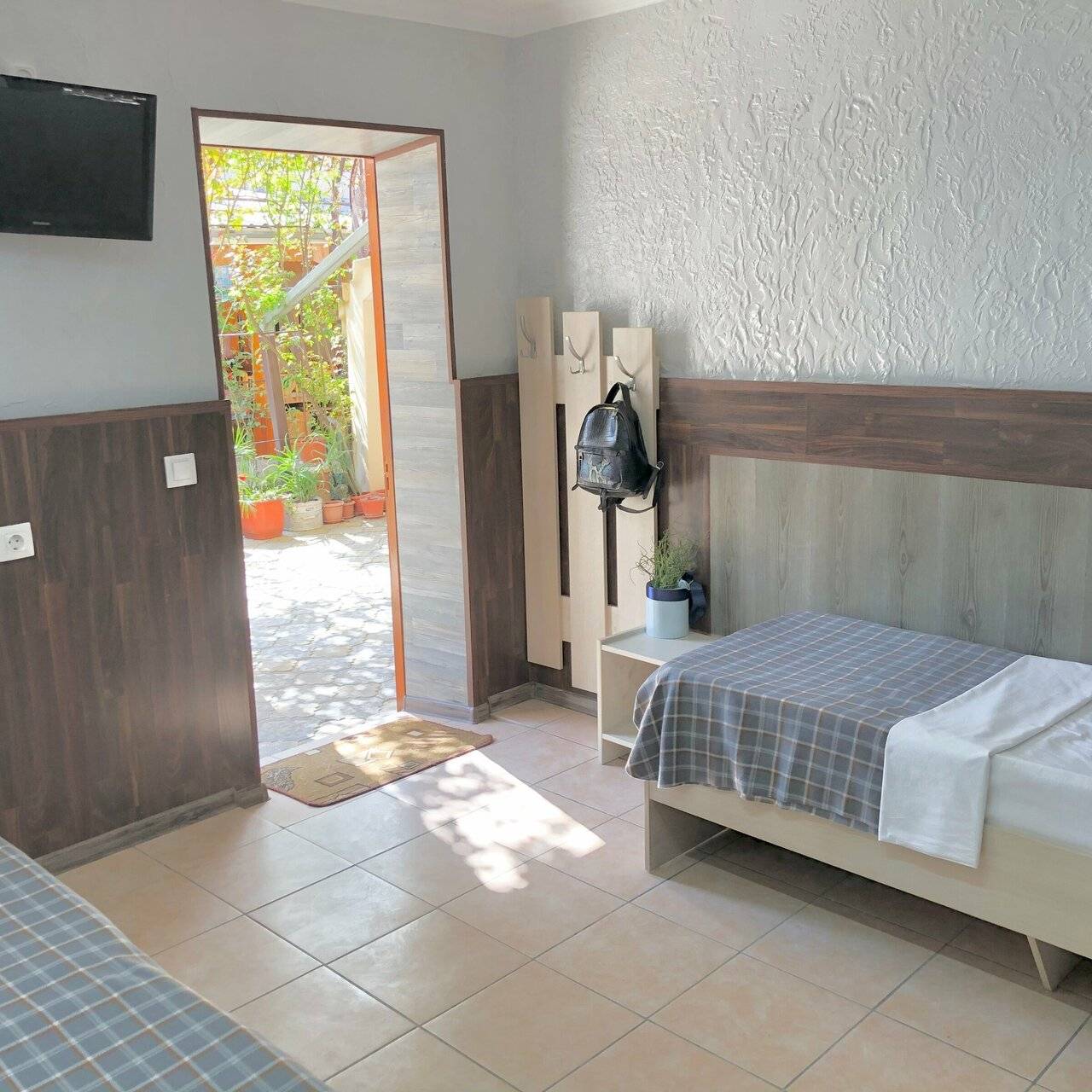 Фотографии номера Трехместный номер с собственной ванной комнатой в Гостинице Домик у моря Анапа