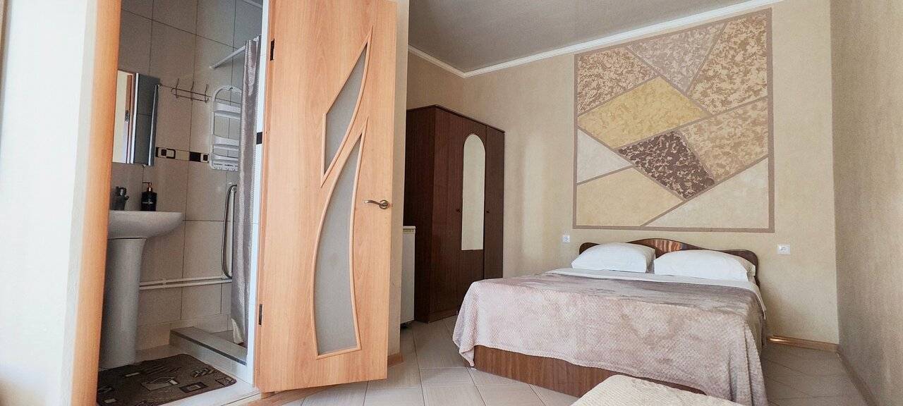 Фотографии номера Трехместный номер с собственной ванной комнатой в Гостинице Домик у моря Анапа