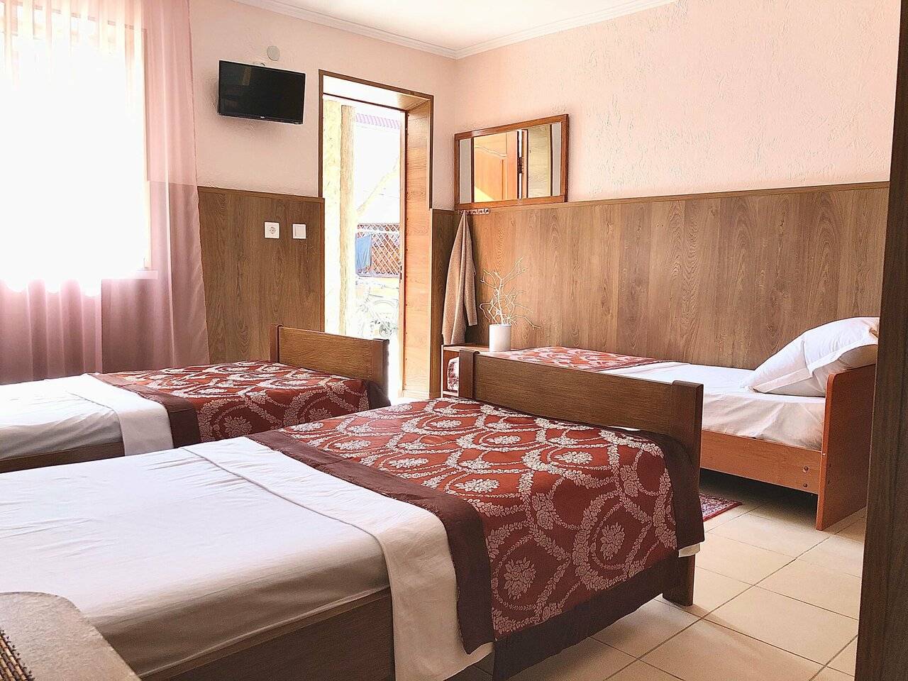 Фотографии номера Трехместный номер в Гостинице Домик у моря Анапа