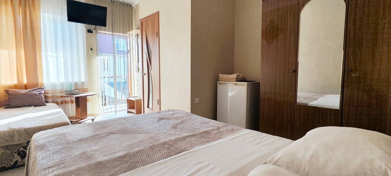 Фотографии номера Трехместный номер с собственной ванной комнатой в Гостинице Домик у моря Анапа