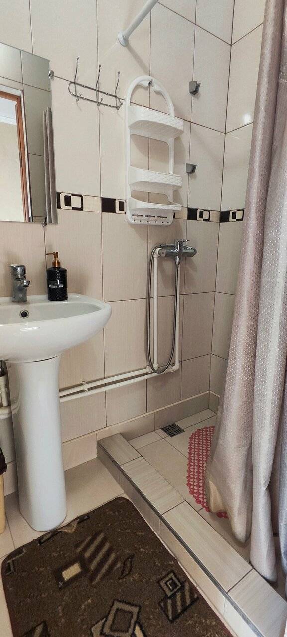 Фотографии номера Трехместный номер с собственной ванной комнатой в Гостинице Домик у моря Анапа