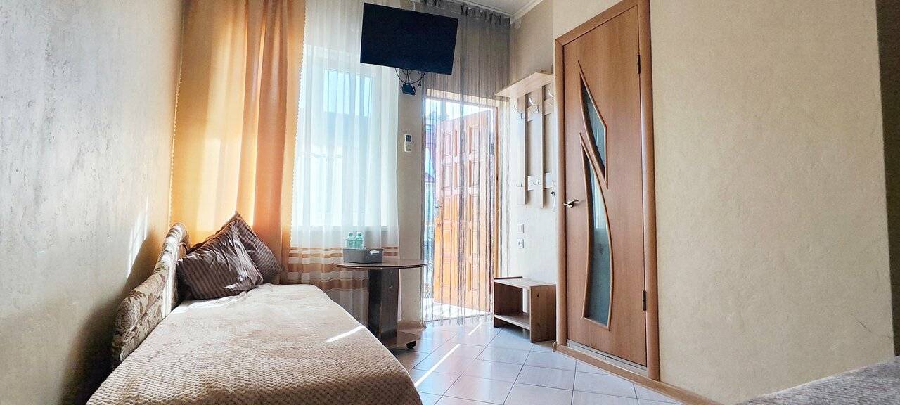 Фотографии номера Трехместный номер с собственной ванной комнатой в Гостинице Домик у моря Анапа