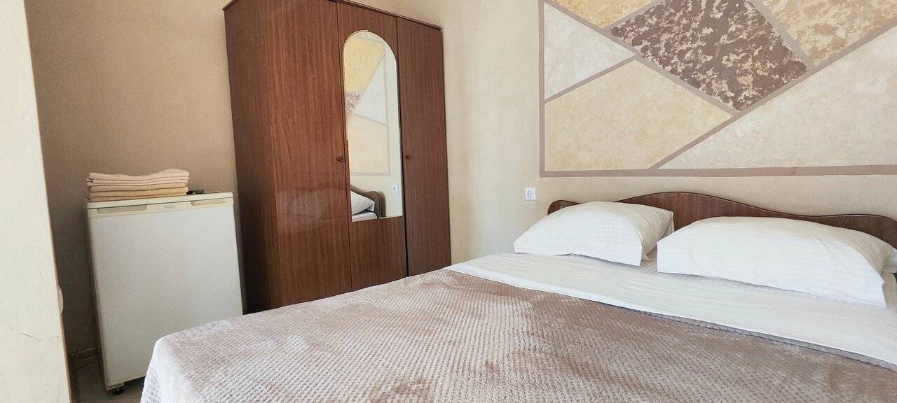 Фотографии номера Трехместный номер с собственной ванной комнатой в Гостинице Домик у моря Анапа